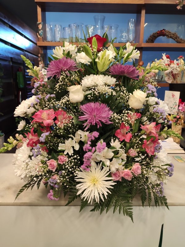 Centro flor blanca rosa morada