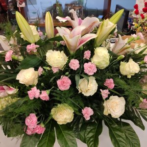 Centro funeral rosa blanca lilium rosa