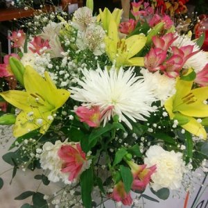 Ramo flor blanca amarilla fucsia