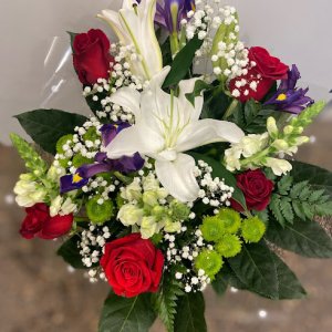 Ramo flor blanca roja verde morado
