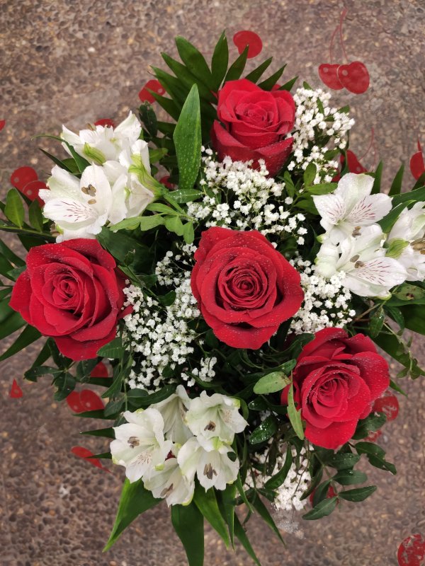 Ramo rosa roja astromelia blanca