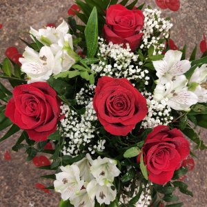 Ramo rosa roja astromelia blanca